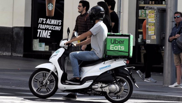 ep archivo   un repartidor de la empresa de comida a domicilio uber eats circula con su moto por una