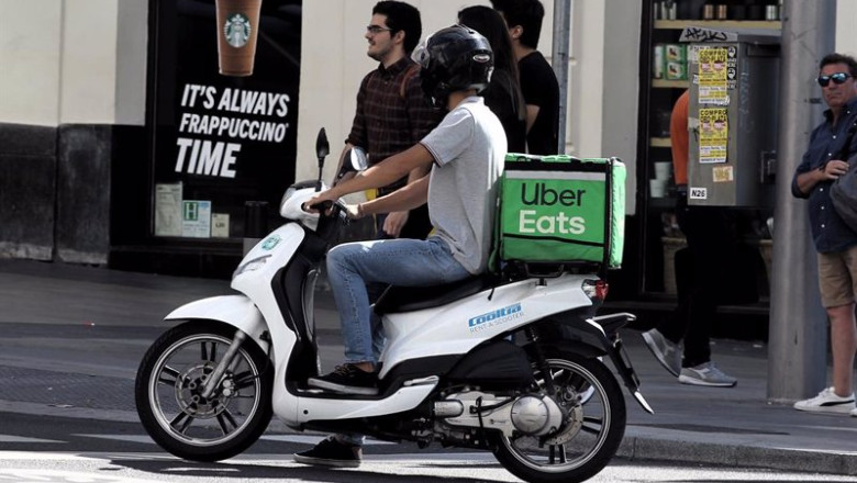 ep archivo un repartidor de la empresa de comida a domicilio uber eats circula con su moto por una ep archivo un repartidor de la empresa de comida a domicilio uber eats circula con su moto por una