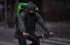 ep archivo   un rider repartidor trabaja bajo la lluvia protegido con un impermeable en sevilla