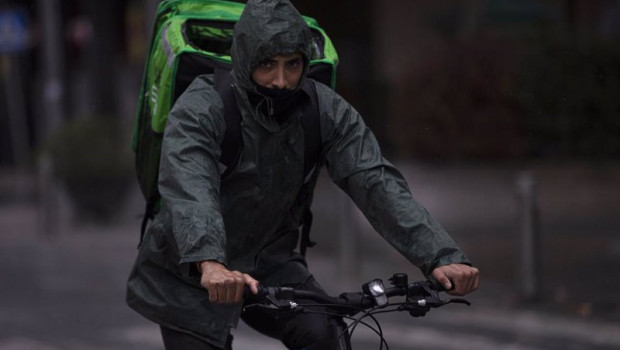 ep archivo un rider repartidor trabaja bajo la lluvia protegido con un impermeable en sevilla ep archivo un rider repartidor trabaja bajo la lluvia protegido con un impermeable en sevilla