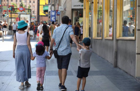 ep archivo   una familia paseando por una calle de madrid