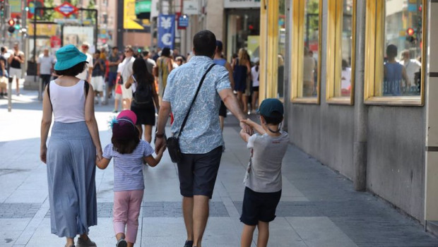 ep archivo   una familia paseando por una calle de madrid