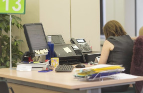 ep archivo   una funcionaria trabajando en una oficina de empleo