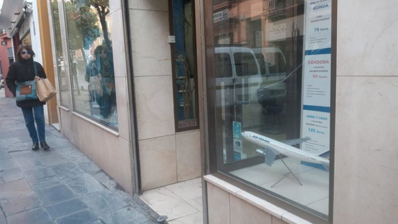 ep archivo   una mujer pasa por delante de una agencia de viajes imagen de archivo