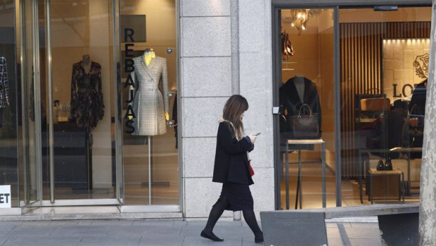 ep archivo   una mujer pasa por un centro comercial de madrid en periodo de rebajas