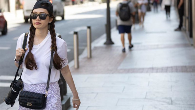 ep archivo   una turista camina por una de las calles de madrid