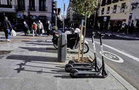 ep archivo   varios patinetes electricos estacionados en el centro de madrid espana a 3 de enero de