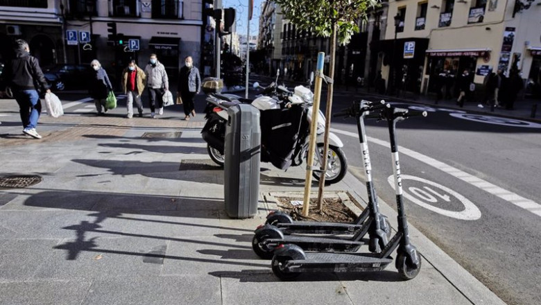 Archivo - Varios patinetes eléctricos estacionados en el centro de Madrid (España), a 3 de enero de 2021. Los vehículos de movilidad personal, entre los que se encuentran los patinetes, son considerados desde este sábado vehículos "a todos sus efectos" y | Jesús Hellín - Europa Press - Archivo ep archivo varios patinetes electricos estacionados en el centro de madrid espana a 3 de enero de