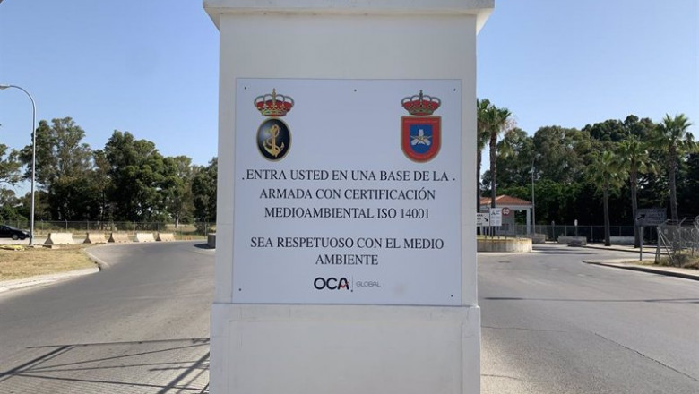 ep cartel ubicado en la entrada de la base naval de rota ep cartel ubicado en la entrada de la base naval de rota