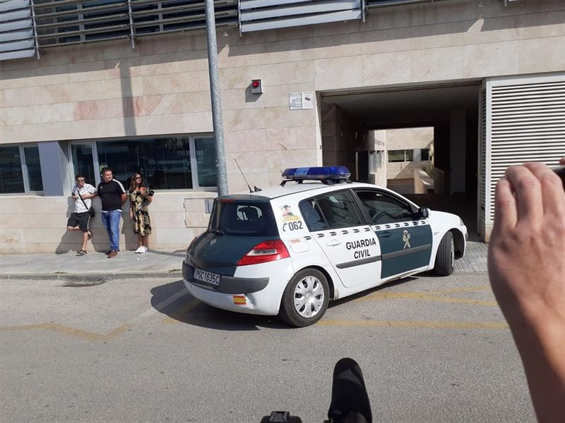 ep coche de la guardia civil entrando en los juzgados de velez