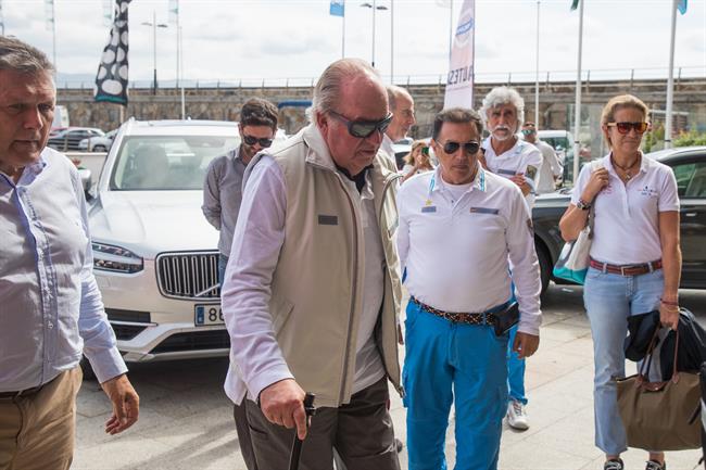 Don Juan Carlos y Doña Elena, junto a Pedro Campos, a su llegada al RCN Sanxenxo | LALO R.VILLAR ep don juan carlosdona elena juntopedro campos allegadarcn sanxenxo
