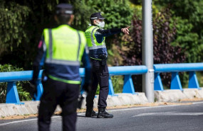 ep dos agentes de la policia municipal de madrid en un control policial en una de las salidas de la