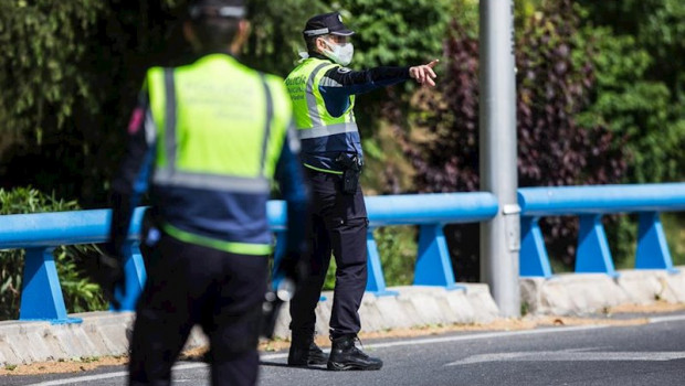 ep dos agentes de la policia municipal de madrid en un control policial en una de las salidas de la