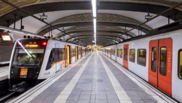 ep dos trenes de fgc en la estacion de plaa catalunya