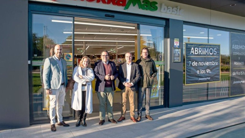 ep el alcalde de boadilla del monte en una de las tiendas que abre hoy ahorramas ep el alcalde de boadilla del monte en una de las tiendas que abre hoy ahorramas