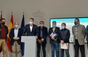 ep el consejero antonio luengo acompanado por los representantes de las organizaciones del sector