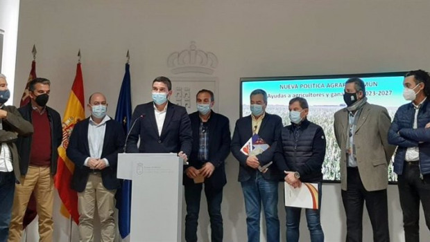 ep el consejero antonio luengo acompanado por los representantes de las organizaciones del sector
