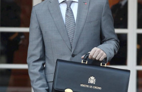 ep el ministro de consumo alberto garzon posa con la cartera de su ministerio a su llegada a la