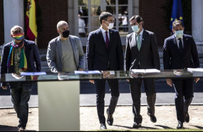 ep el presidente del gobierno pedro sanchez con los agentes sociales