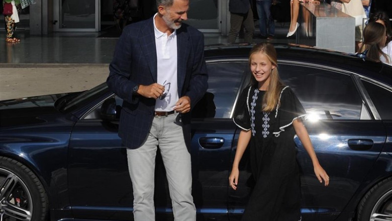 ep el rey felipe vi con la princesa leonor en la entrada del hospital para ver a don juan carlos