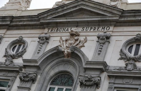 ep escudo de espana en la fachada del edificio del tribunal supremo en madrid a 29 de noviembre de