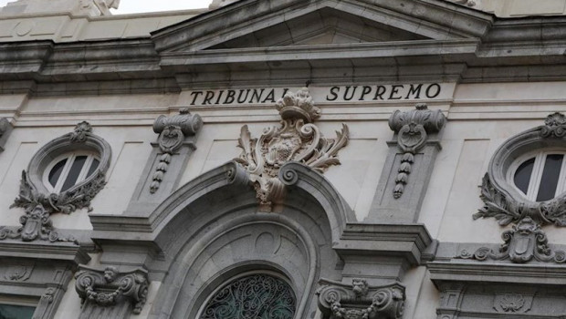 ep escudo de espana en la fachada del edificio del tribunal supremo en madrid a 29 de noviembre de