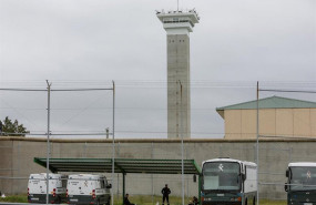 ep furgones de la guardia civil aparcados en la prision de soto del real