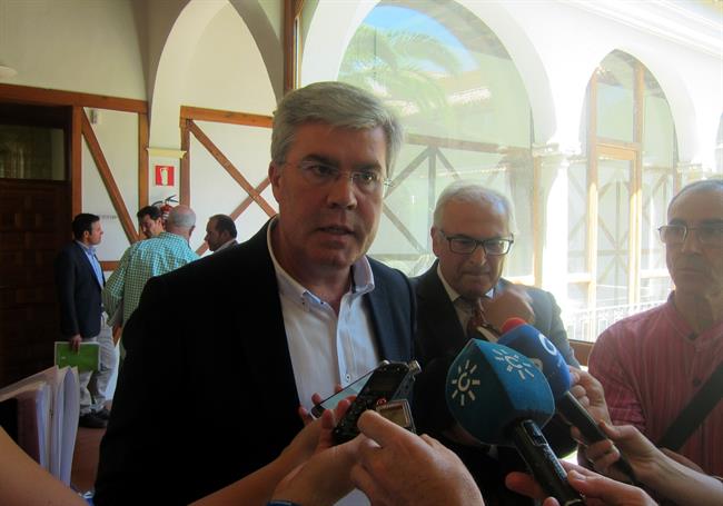 José Enrique Fernández de Moya atiende a los periodistas. | EUROPA PRESS ep jose enrique fernandezmoya atiendelos periodistas