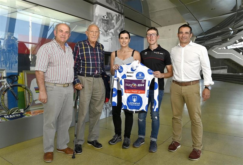 ep la alcaldesa de santander gema igual recibe al ciclista angel madrazo en el museo del deporte