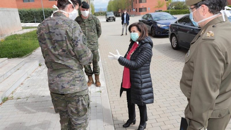 La ministra de Defensa, Margarita Robles, en su visita a la Brigada ‘Almogávares’ VI de Paracaidistas (BRIPAC), ubicada en la localidad madrileña de Paracuellos del Jarama. | MINISTERIO DE DEFENSA ep la ministra de defensa margarita robles en su visita a la brigada almogavares vi de paracaidistas