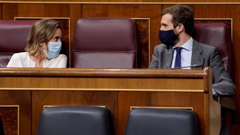 ep la portavoz parlamentaria del pp cuca gamarra y el presidente del partido pablo casado sentados