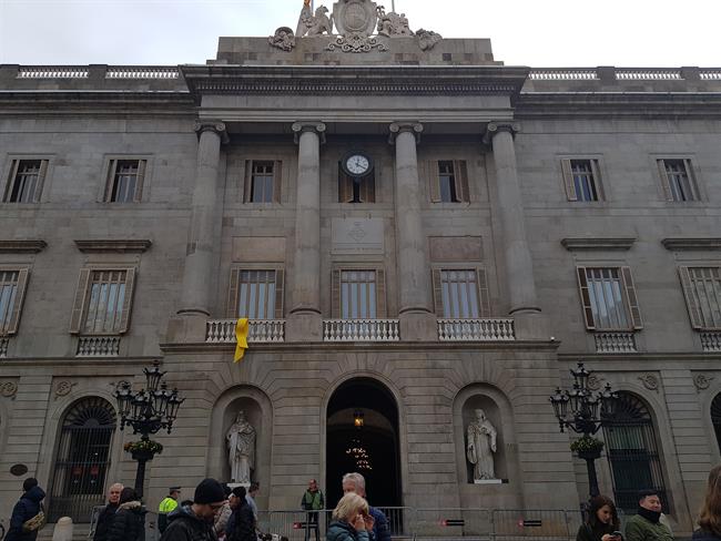 Lazo amarillo por los presos sobernistas en el Ayuntamiento de Barcelona | EUROPA PRESS ep lazo amarillolos presos sobernistasayuntamientobarcelona