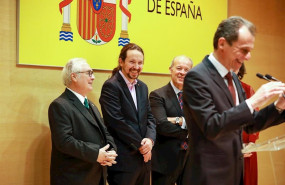 ep los ministros de ciencia pedro duque y de universidades manuel castells durante la toma de