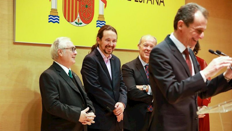ep los ministros de ciencia pedro duque y de universidades manuel castells durante la toma de