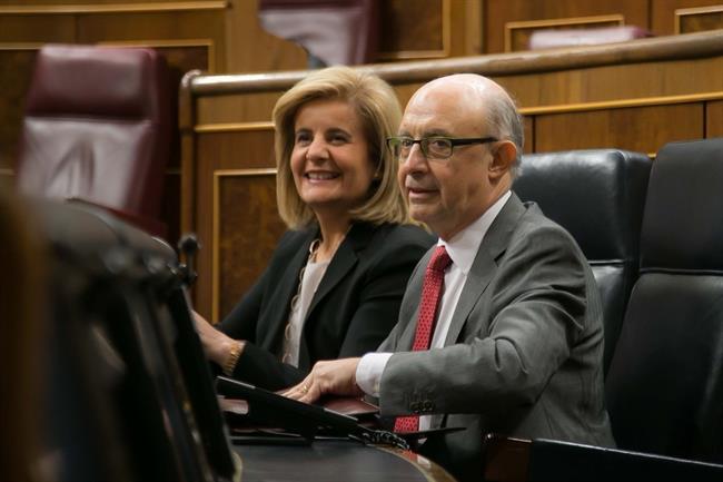 Los ministros Fátima Báñez y Cristóbal Montoro en el Pleno del Congreso | CONGRESO ep los ministros fatima banezcristobal montoroplenocongreso