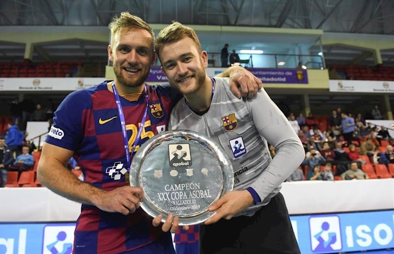 ep luka cindric y gonzalo perez de vargas con la copa asobal de 2019