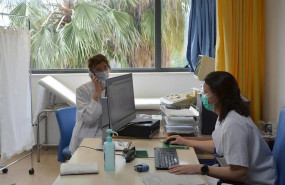 ep nefrologa y enfermera atienden a pacientes via telefonica