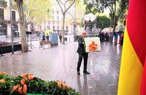 ep ofrenda personal del concejal del grupo del pp en barcelona josep bou ante el monumento a rafael