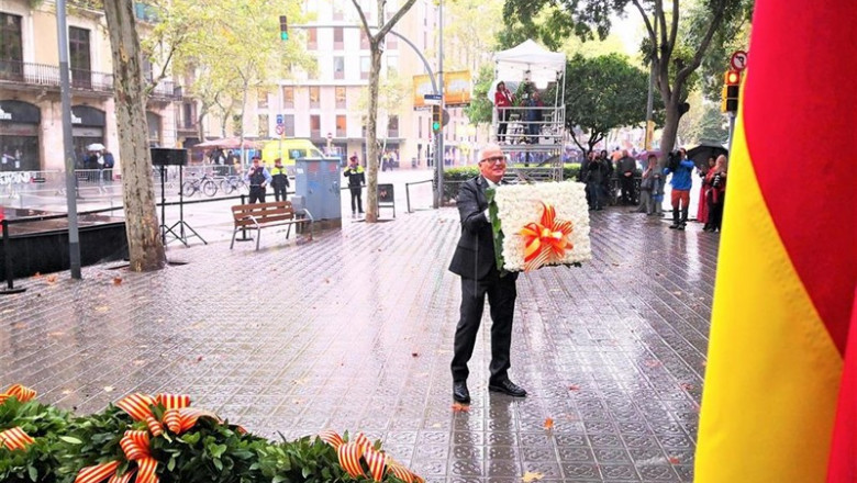 ep ofrenda personal del concejal del grupo del pp en barcelona josep bou ante el monumento a rafael