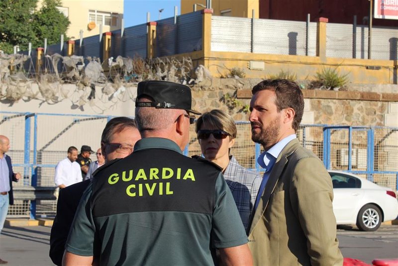 ep pablo casado este viernes en la frontera del tarajal en ceuta con efectivos de la guardia civil