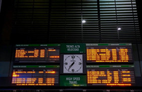 ep paneles con las indicando la cancelacion de los trenes destino madrid a 19 de enero del 2026 en