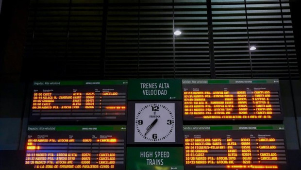 ep paneles con las indicando la cancelacion de los trenes destino madrid a 19 de enero del 2026 en