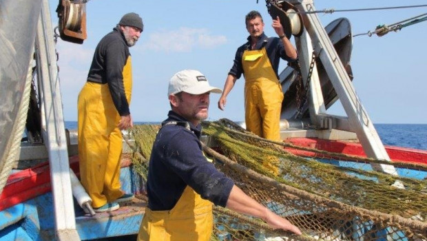 ep pescadores de la cooperativa de armadores de pesca del puerto de vigo arvi recogeran redes a la
