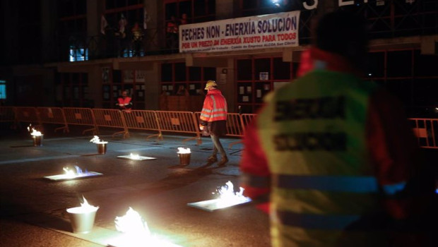 ep trabajadores de alcoa se concentran frente al de ayuntamiento de xove a 11 de enero de 2025 en