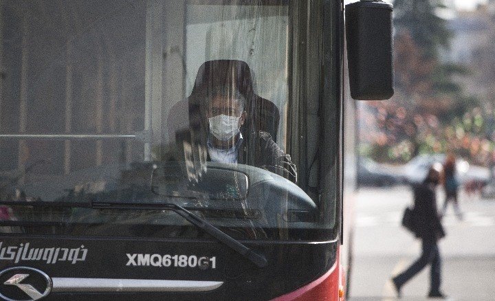 Un conductor de autobús lleva una mascarilla en Teherán, Irán. 26 de febrero de 2020. | AHMAD HALABISAZ/XINHUA ep un conductor de autobus lleva una mascarilla en teheran iran 26 de febrero de 2020