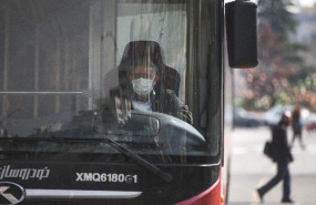 ep un conductor de autobus lleva una mascarilla en teheran iran 26 de febrero de 2020