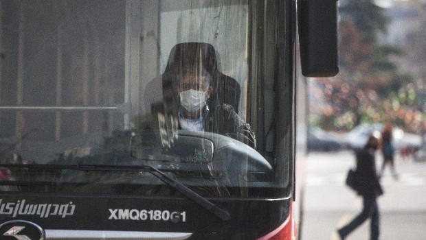 ep un conductor de autobus lleva una mascarilla en teheran iran 26 de febrero de 2020