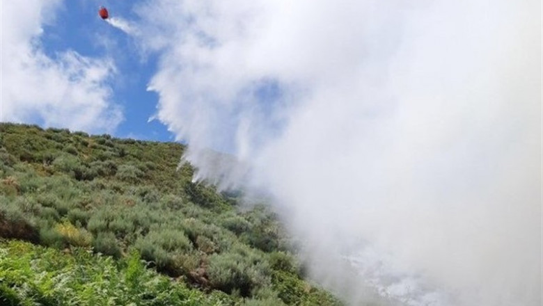 Un helicóptero descarga en el incendio en Garganta la Olla | JUNTA DE EXTREMADURA ep un helicoptero descargaincendiogargantaolla