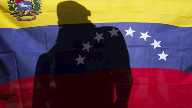 ep un hombre detras de una bandera de venezuela durante una protesta contra nicolas maduro