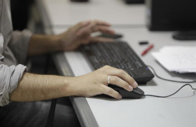 ep un trabajador utilizandoordenadorla oficina